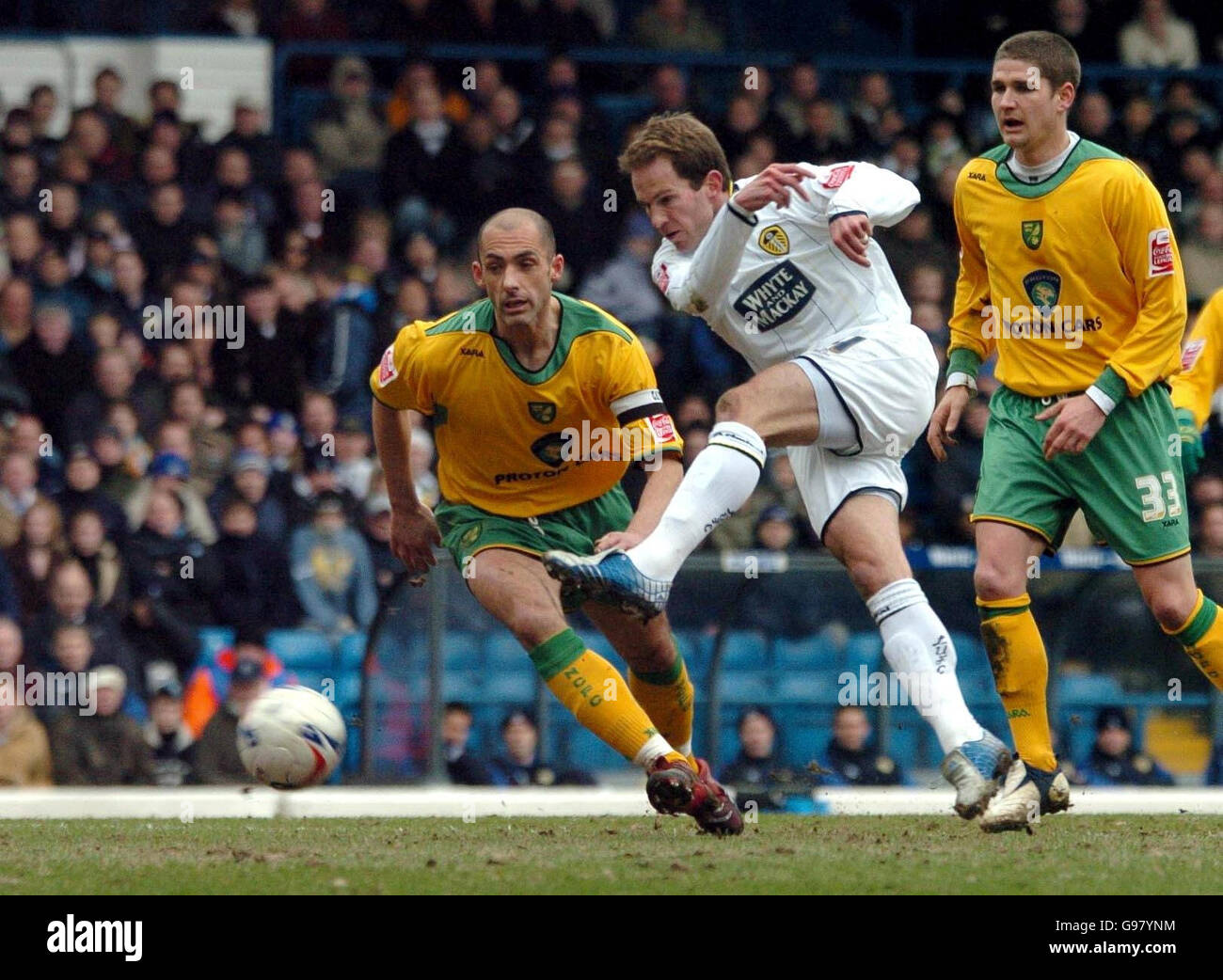Leeds United's Eddie Lewis (C) takes a shot which was blocked during the Coca-Cola Championship match against Norwich at Elland Road, Leeds, Saturday March 11, 2006. PRESS ASSOCIATION Photo. Photo credit should read: John Jones/PA. . Stock Photo
