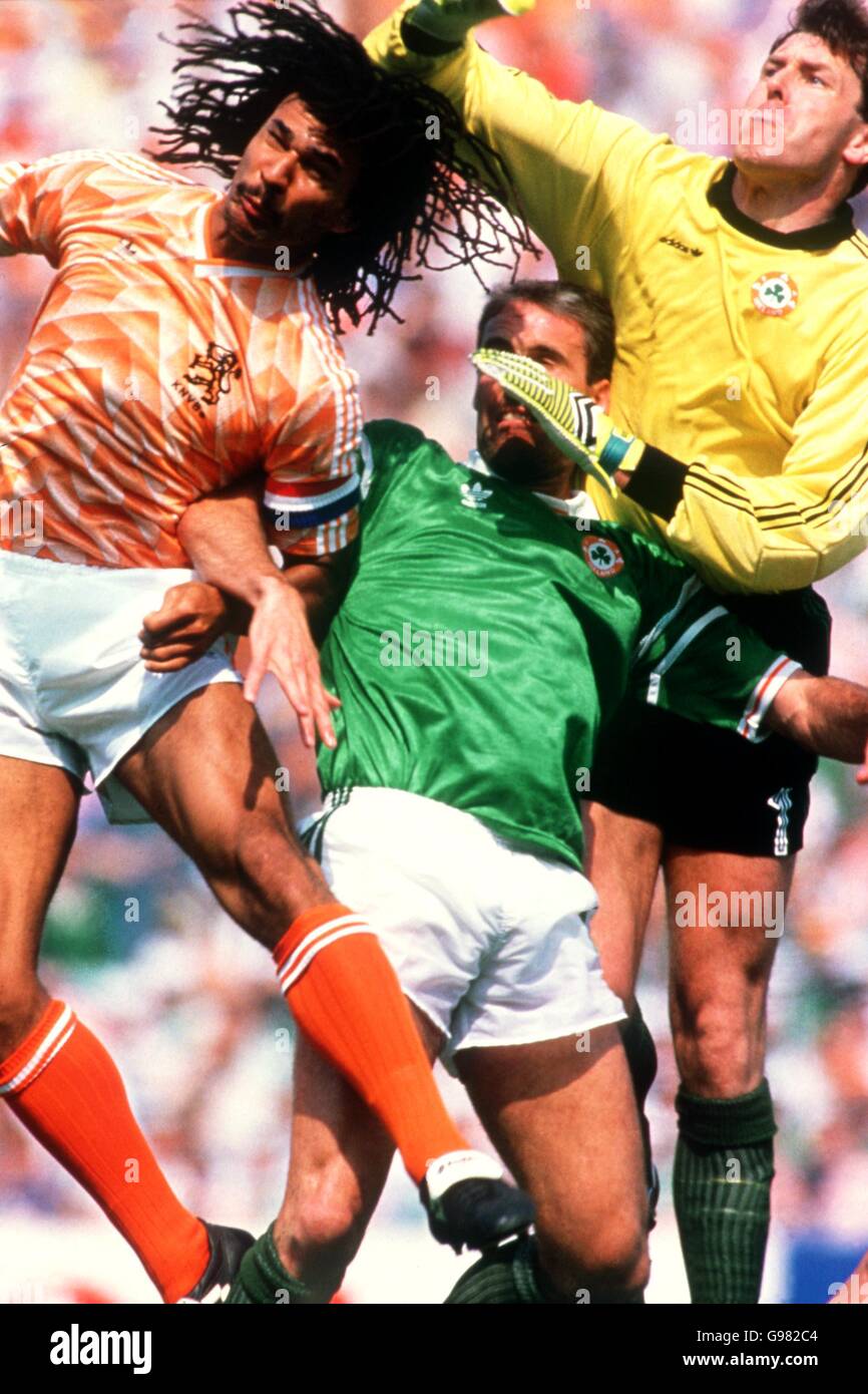 Soccer - European Championships - Group Two - Ireland v Holland - Parkstadion, Gelsenkirchen. Ireland goalkeeper Pat Bonner (r) punches clear from Holland's Ruud Gullit (l) with help from teammate Mick McCarthy (c) Stock Photo