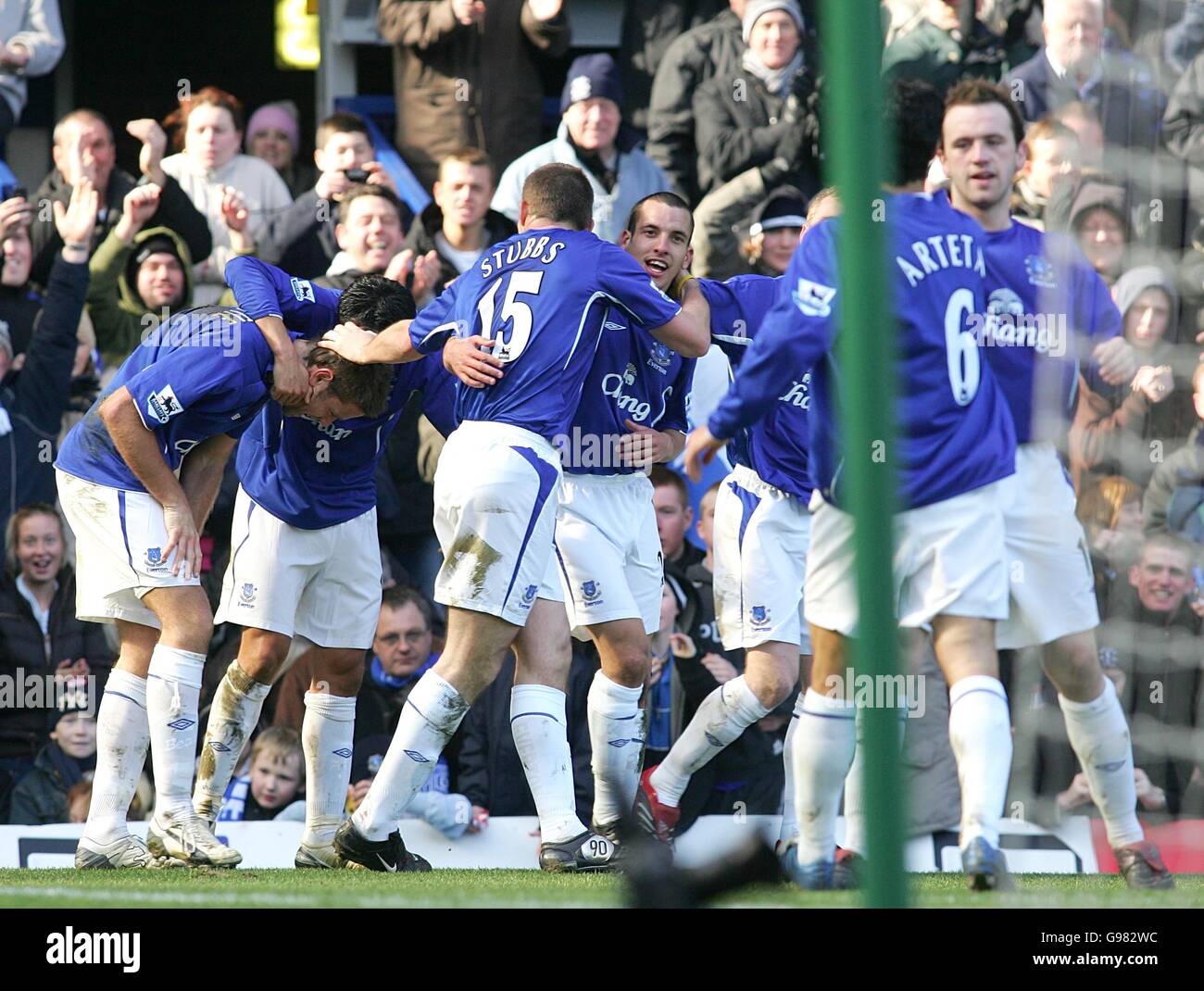 Soccer - FA Barclays Premiership - Everton v Aston Villa - Goodison Park. Everton's players congratulate Leon Osman for scoring the team's third goal of the game Stock Photo