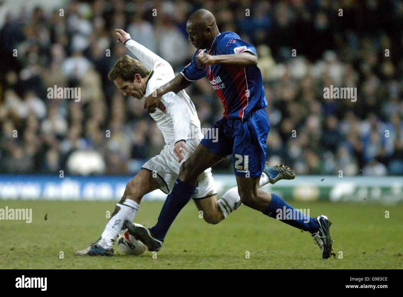 Leeds United's Eddie Lewis (L) and Crystal Palace's Emmerson Boyce tussle for the ball during the Coca-Cola Championship match at Elland Road, Leeds, Tuesday March 21, 2006. PRESS ASSOCIATION Photo. Photo credit should read: Alistair Wilson/PA. . Stock Photo