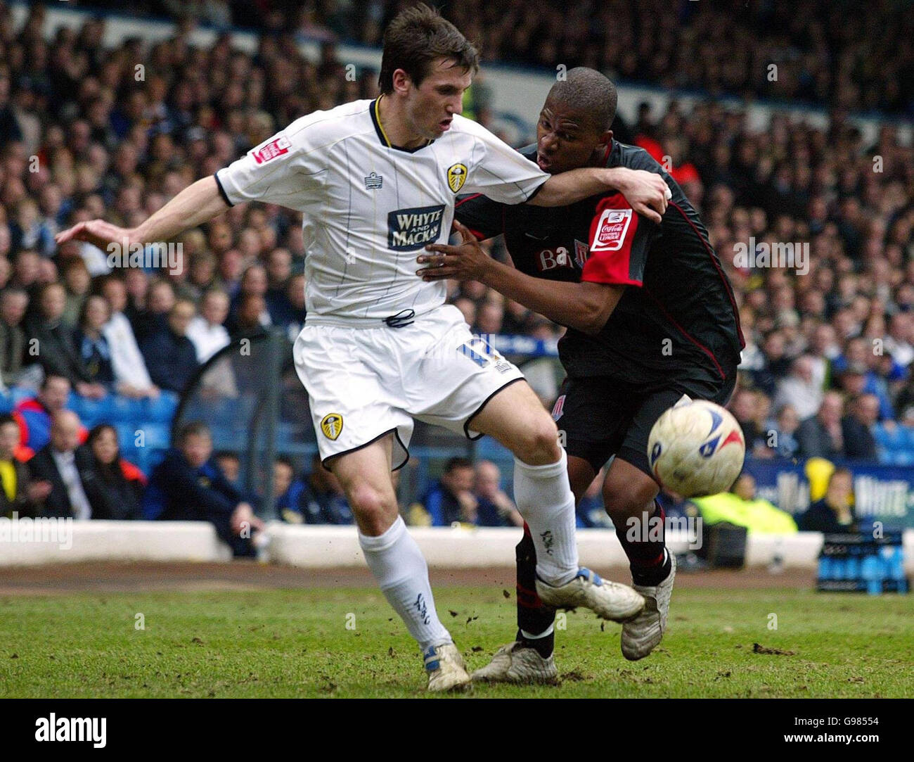 Leeds United's Liam Miller (L) is challenged by Stoke City's Gabriel Ngalula Mbuyi during the Coca-Cola Championship match at Elland Road, Leeds, Saturday March 25, 2006. PRESS ASSOCIATION Photo. Photo credit should read: Nigel Roddis/PA. NO UNOFFICIAL CLUB WEBSITE USE. Stock Photo