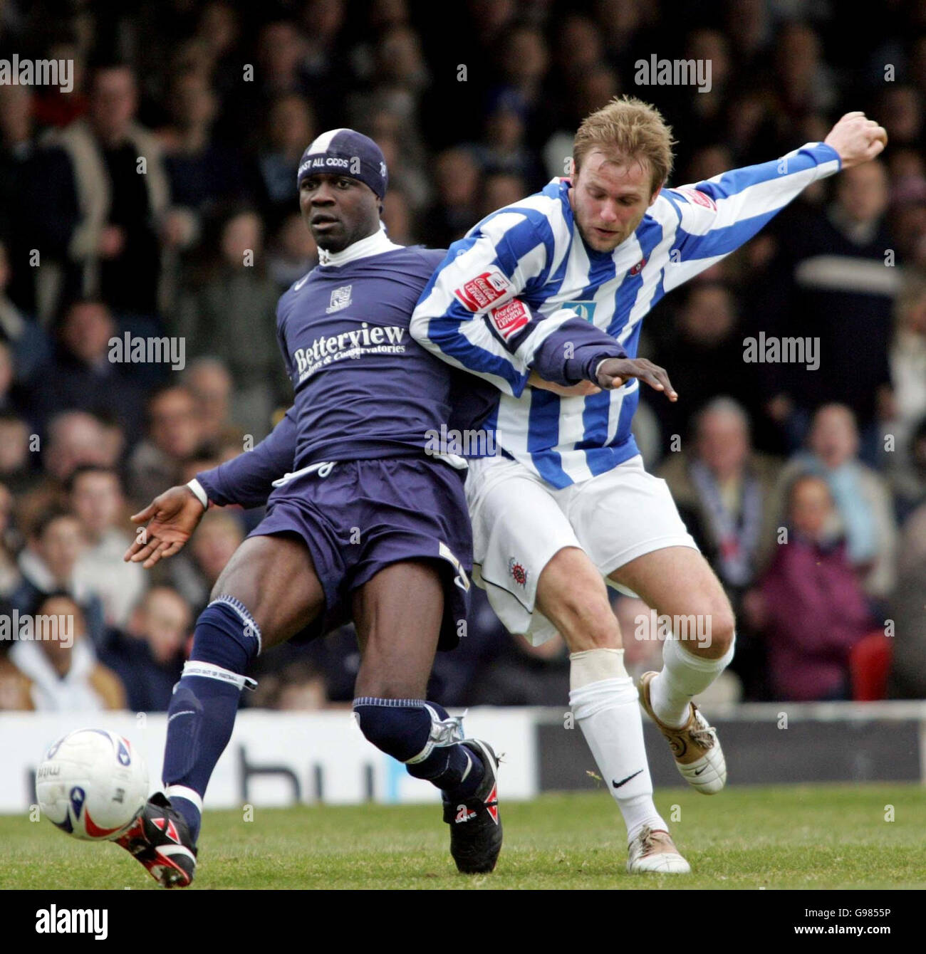 Southend's Efetobore Sodje (L) tussles for the ball with Hartlepool's Michael Proctor during the Coca-Cola League One match at Roots Hall, Southend-On-Sea, Saturday March 25, 2006. PRESS ASSOCIATION Photo. Photo credit should read: Mark Lees/PA. NO UNOFFICIAL CLUB WEBSITE USE. Stock Photo