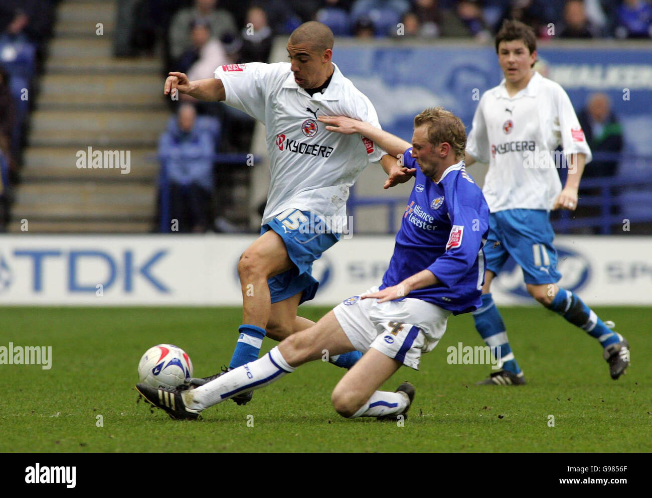 Leicester City's Stephen Hughes challenges Reading's James Harper during the Coca-Cola Championship match at the Walkers Stadium, Leicester, Saturday March 25, 2006. PRESS ASSOCIATION Photo. Photo credit should read: Roy Killcullen/PA. . Stock Photo