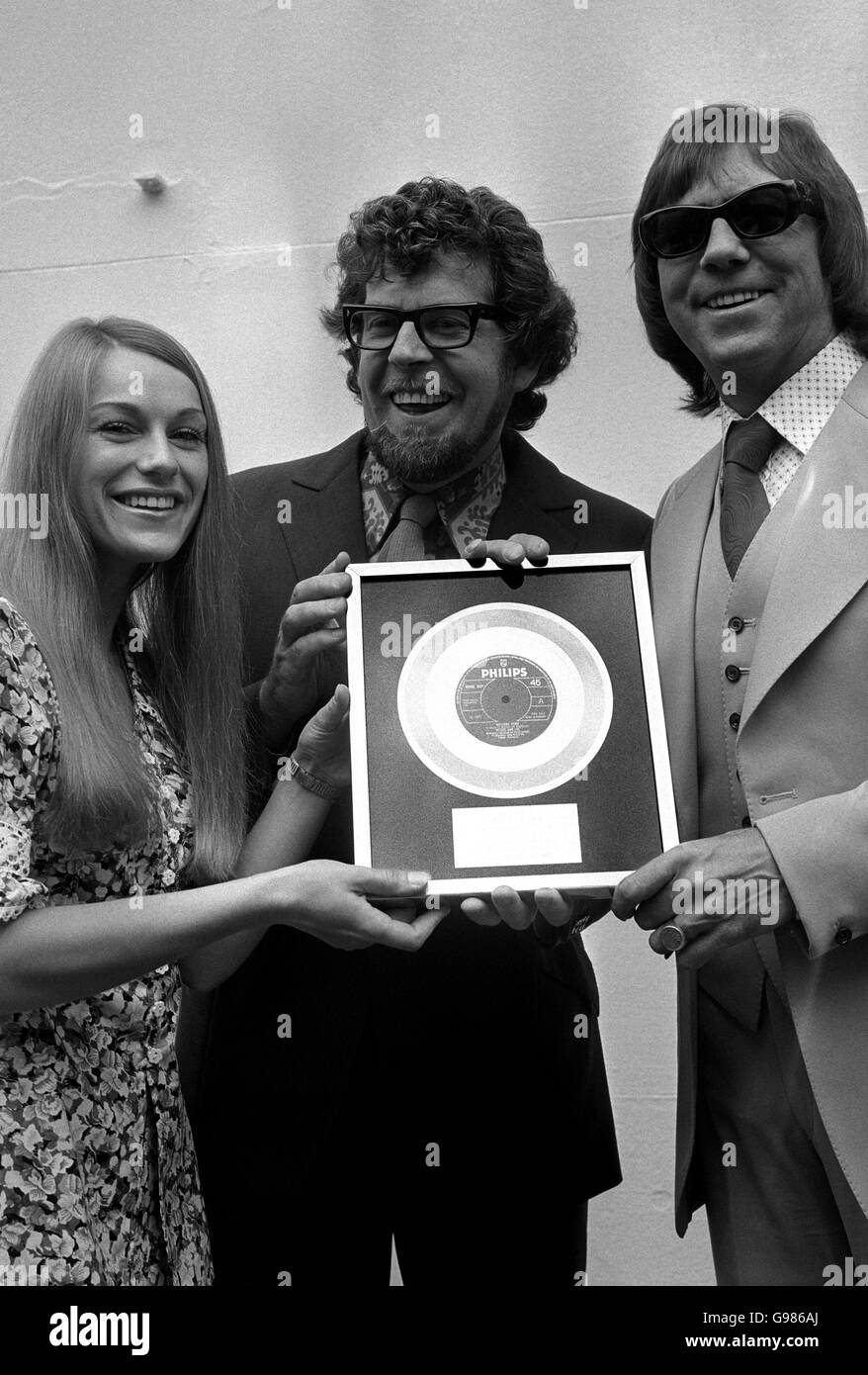 Dianne Lee and Lennie Peters, with Rolf Harris (centre), with a gold disc presented to them for 500,000 plus sales of their first chart-topping single, 'Welcome Home', Stock Photo