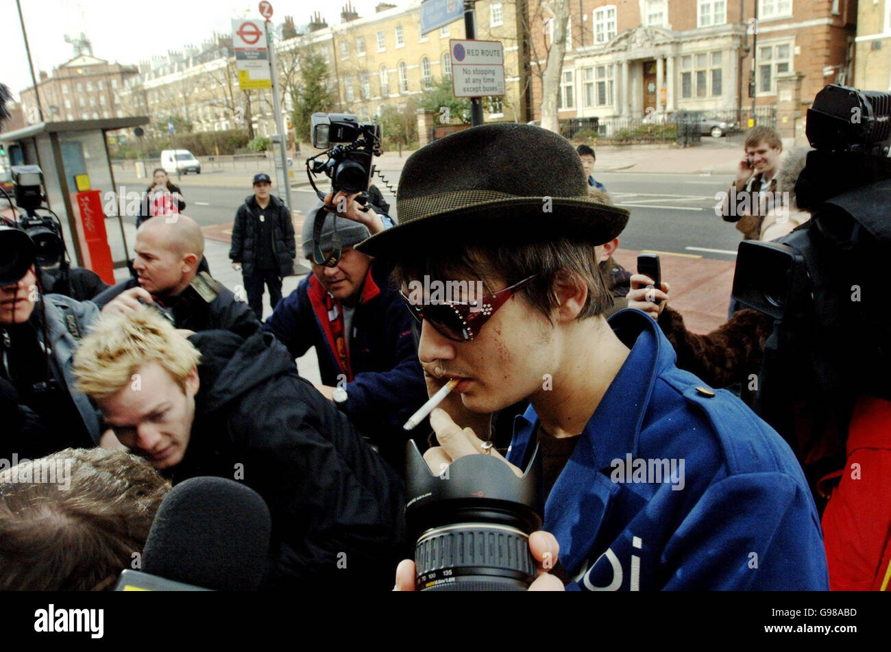 Pete Doherty arrives at Thames Magistrates' Court, Thursday March 9 2006, where he faces fresh charges of drugs possession. Scotland Yard said rock star Doherty, 26, from Bethnal Green, east London, will be charged with seven counts of possessing controlled drugs. He is accused of having 0.406gm of heroin, 0.776gm of crack cocaine, 0.332gm of cannabis resin and 5.94gm of cannabis on December 18 last year in Riverside Close in east London. See PA story COURTS Doherty. PRESS ASSOCIATION Photo. Photo Credit should read: Steve Parsons/PA. Stock Photo