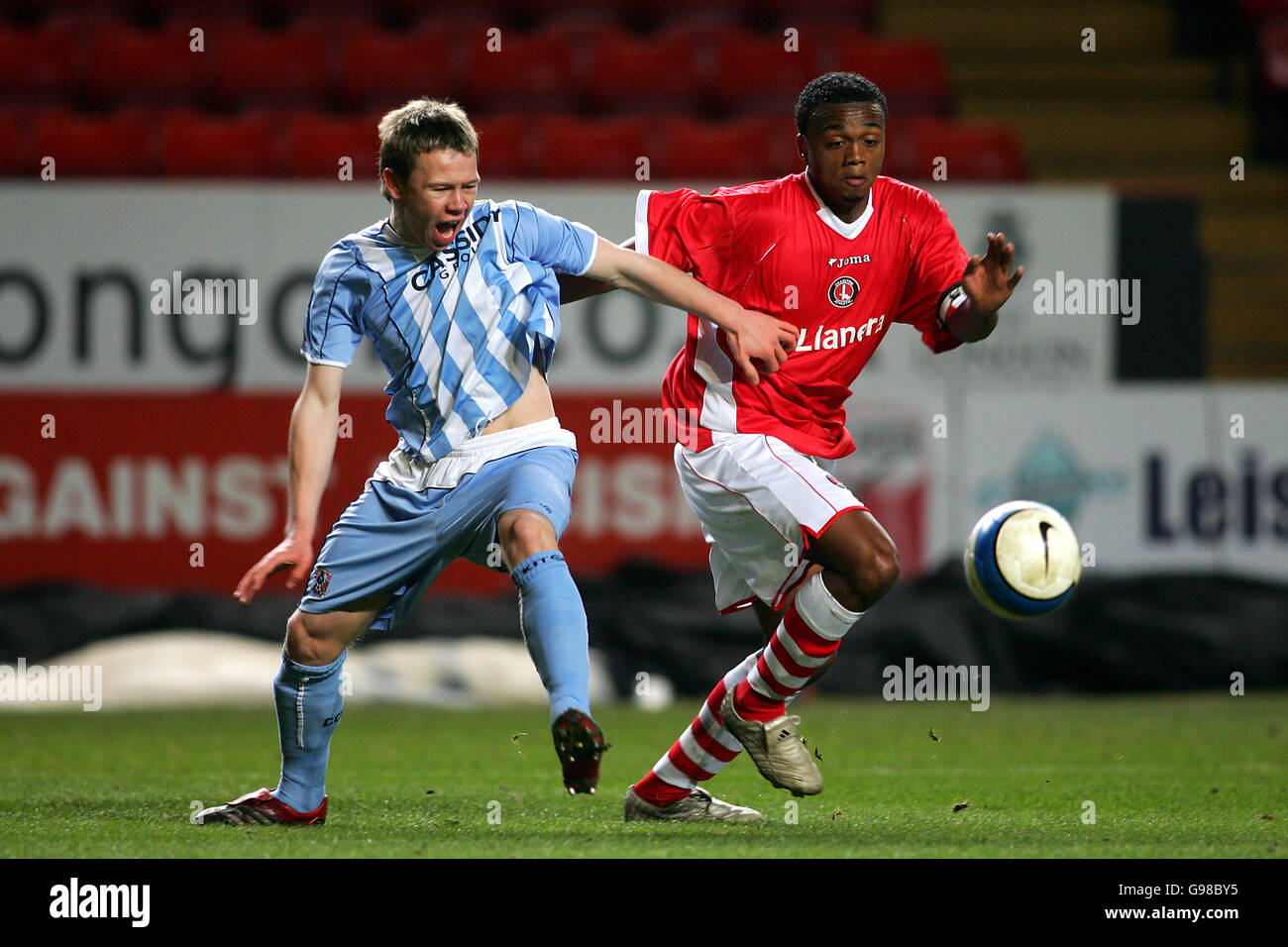 Charlton Athletic's Osei Sankofa (r) and Coventry City's Adam Layfield battle for the ball Stock Photo