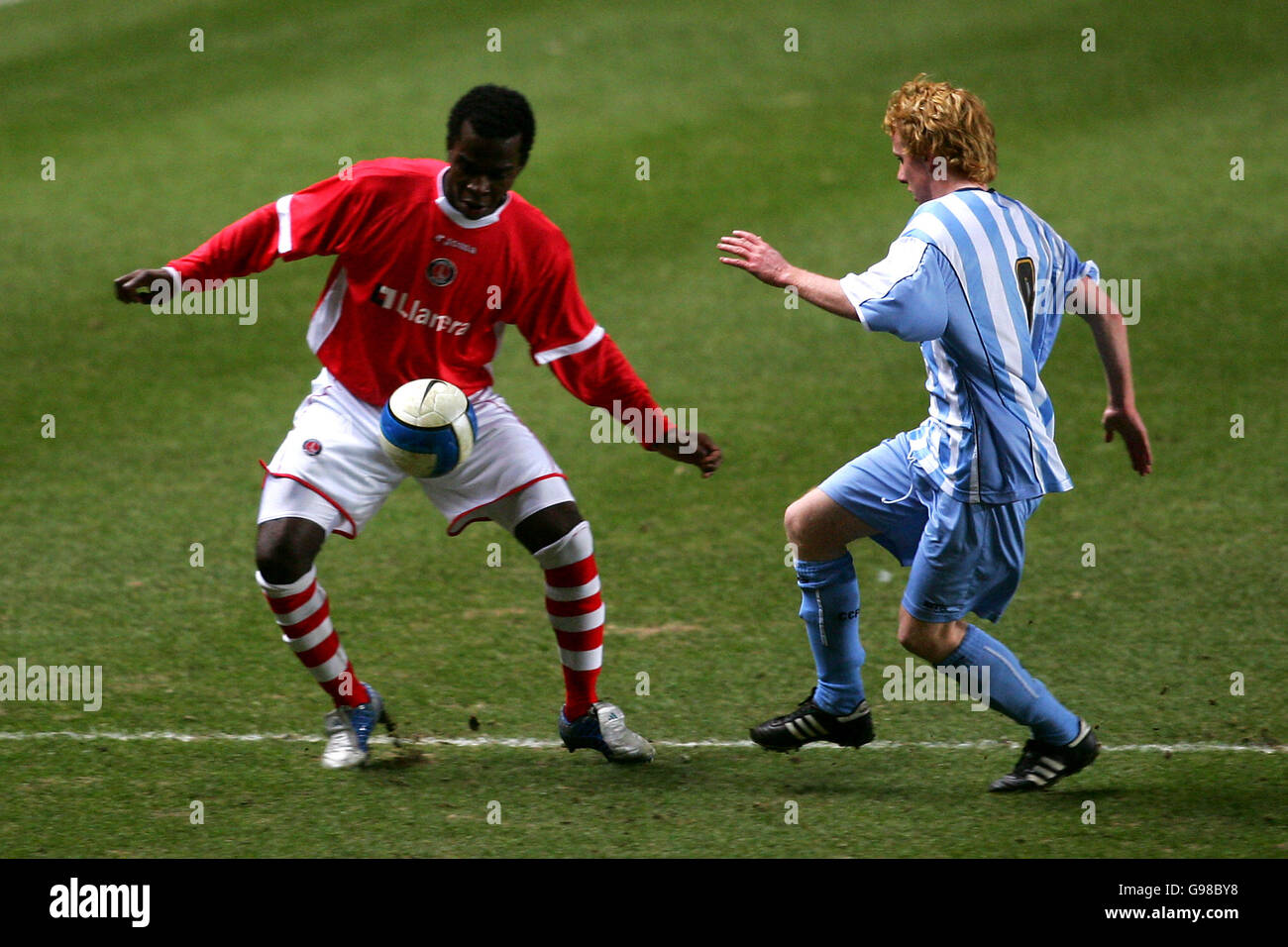 Charlton Athletic's Kelly Youga takes on Coventry City's Kevin Thornton (r) Stock Photo