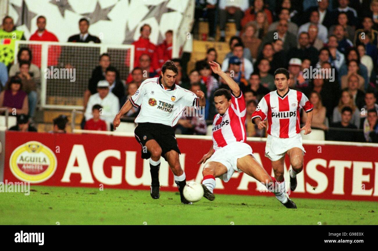 Soccer - UEFA Champions League - Group F - Valencia v PSV Eindhoven. PSV Eindhoven's Ernest Faber (right) stretches to tackle Valencia's Claudio Lopez (left) Stock Photo