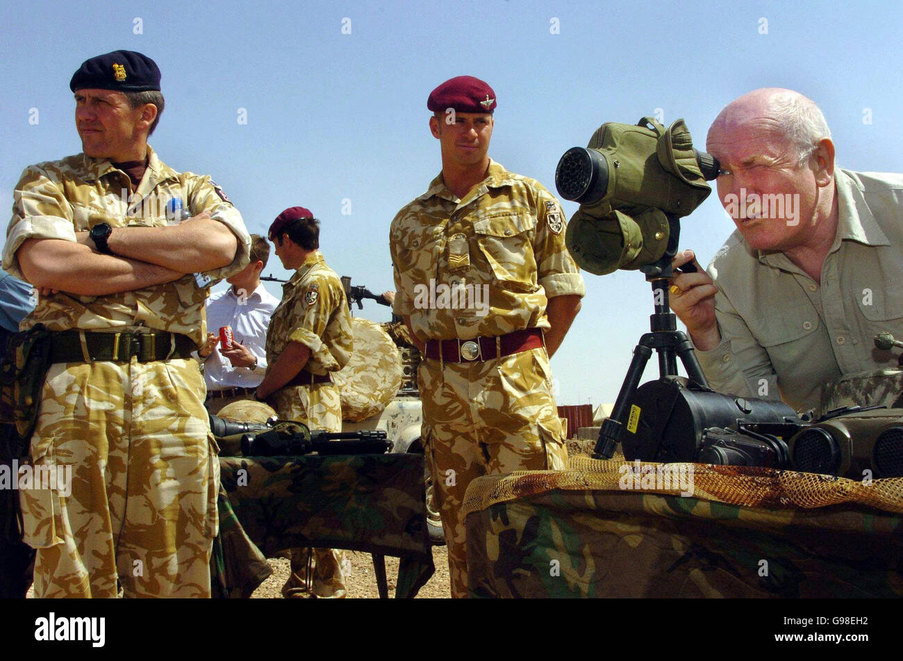 The Defence Secretary John Reid looks through a thermal imaging sight watched by Colonel Giles Vosper-Brown (left) and Sergeant Whitworth (centre), of the 2nd Battalion of the Parachute Regiment (who are based at Colechester in Essex), at Shaibah Logistics Base near Basra, southern Iraq, Sunday March 19, 2006. The Secretary of State was on a three-day visit to Iraq coinciding with the third anniversary of the invasion of the country by allied forces. See PA story DEFENCE Iraq. PRESS ASSOCIATION photo. Photo Credit should read : Johnny Green/PA. Stock Photo