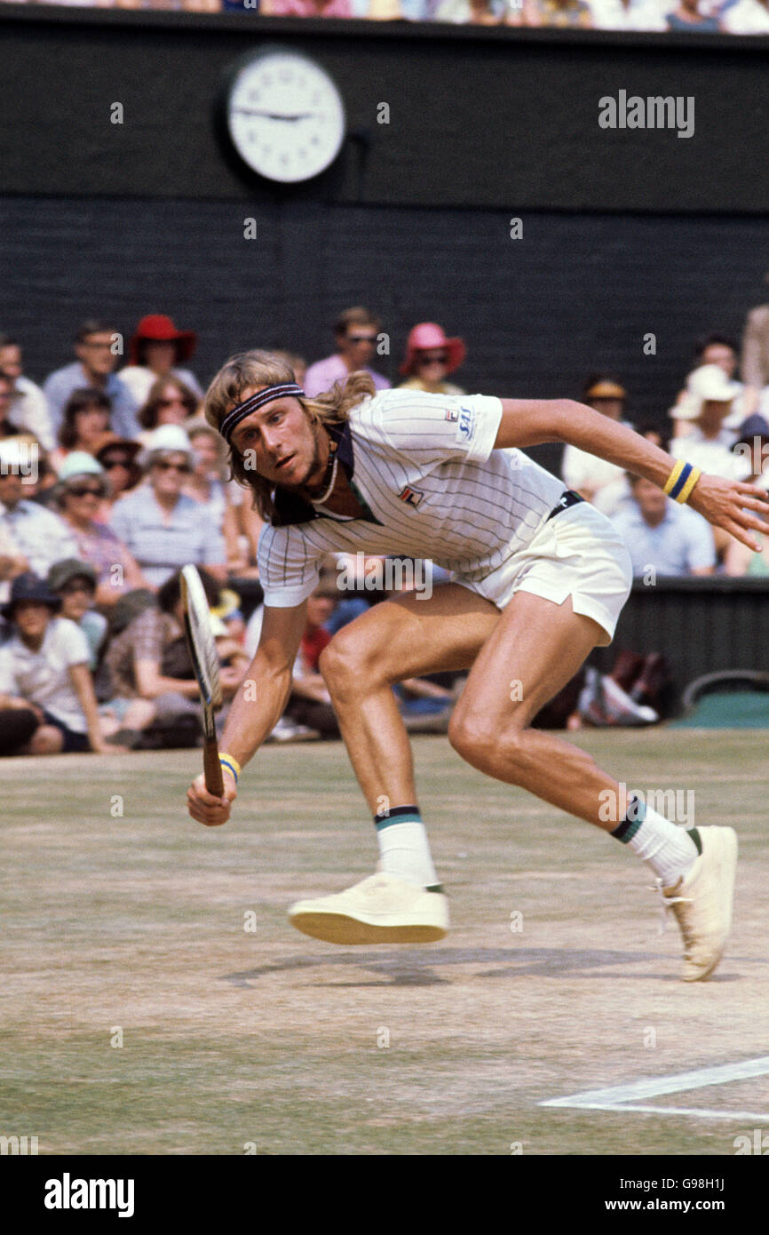 Tennis - Wimbledon Championships - Men's Singles - Final - Bjorn Borg v Ilie Nastase - The All England Club. Bjorn Borg stretches to return from behind the baseline Stock Photo