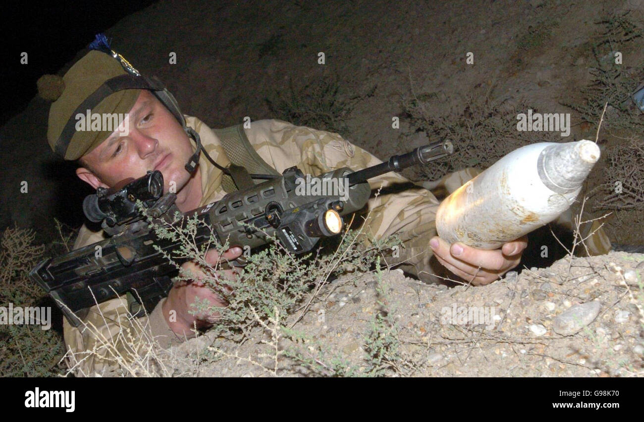 Christie Anthony, The Royal Regiment of Scotland discovers an old shell while on patrol with Warrior tanks around the Shatt Al Arab Hotel, Basra, Iraq, Wednesday March 28, 2006. Following two consecutive nights of mortar attacks on the base, the patrol looks for insurgents and explosive devices, and performs random stop and searches on cars in the area. Watch for PA story. PRESS ASSOCIATION photo. Picture credit should read: Danny Lawson/PA. Stock Photo