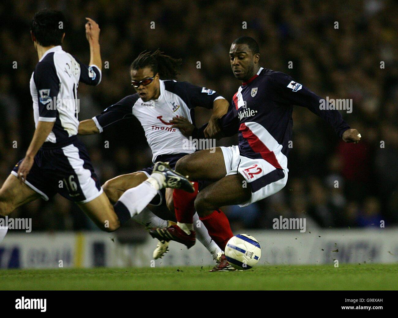 West Bromwich Albion's Nathan Ellington battles for the ball with Tottenham  Hotspur's Edgar Davids (c) and Young-Pyo Lee (l Stock Photo - Alamy