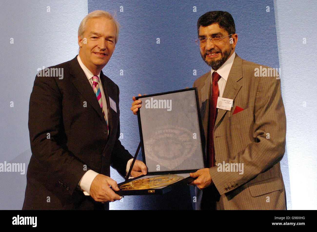 The Secretary General of the Muslim Council of Britain Iqbal Sacranie presents the Ibn Battuta Award for Excellence in Media to Channel 4's Jon Snow during the sixth Muslim News Awards for Excellence held at Grosvenor House in central London, Monday March 27, 2006. The Foreign Secretary Jack Straw attended the awards and earlier delivered a speech praising the contributions of the Muslim community to the success, culture and prosperity of British society. See PA story SOCIAL Muslim. PRESS ASSOCIATION photo. Photo Credit should read : Johnny Green/PA. Stock Photo