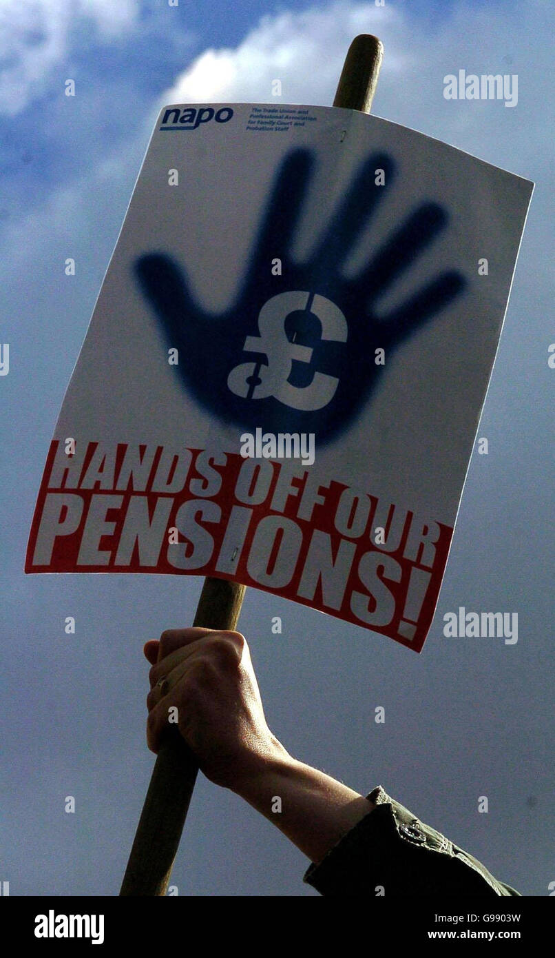 The hand of Clare Eshelby, a Probation Officer from Huntingdon,on the picket line at Cambridge district council, Cambridge, Tuesday March 28, 2006. Tens of thousands of motorists suffered travel chaos today at the start of the biggest strike in the UK for 80 years as more than one million public service workers launched industrial action in a bitter row over pensions. See PA story INDUSTRY Strike.PRESS ASSOCIATION PHOTO.Photo credit should read Chris Radburn/PA Stock Photo