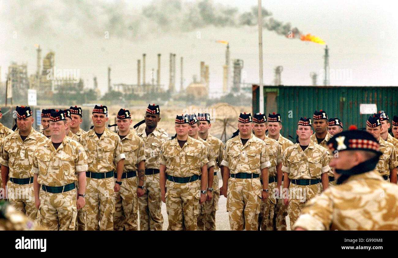 Members of the former Royal Scots regiment take part in a re-badgeing ceremony to mark the formation of the new Royal Regiment of Scotland (RRS) at the Shaibah logistic base in Basra, southern Iraq, Tuesday March 28, 2006. Ceremonies also took place today in Edinburgh, Cyprus and Belfast to mark the merger of six Scottish regiments to form the RRS. See PA story DEFENCE Regiments. PRESS ASSOCIATION photo. Photo credit should read: Danny Lawson/PA. Stock Photo