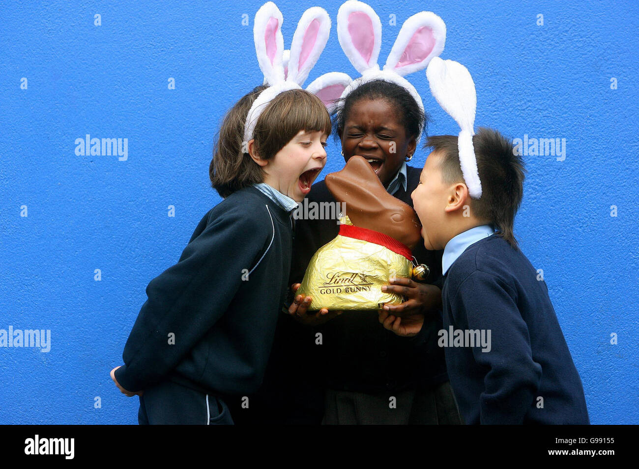 Anand Euchbold, Yura Dovydov (left), Fumny Salami (centre) enjoy a Lindt easter egg at St Aodoen's Primary School in Dublin during the Gold Lindt Easter Bunny visit, Tuesday March 28, 2006. PRESS ASSOCIATION Photo. Photo credit should read: Julien Behal/PA Stock Photo