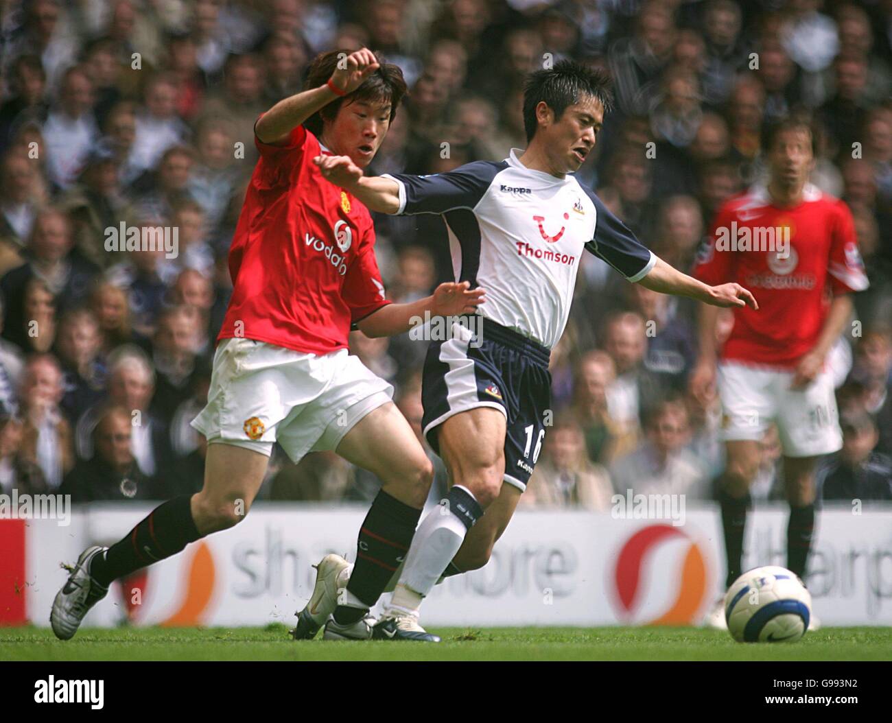 Tottenham Hotspurs' Young-Pyo Lee is tackled by Manchester United's Ji-Sung  Park leading upto the second goal of the game scored by Wayne Rooney Stock  Photo - Alamy