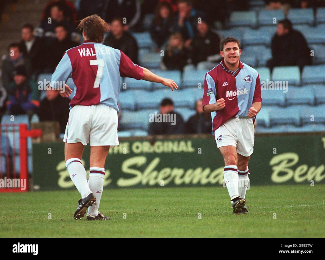 Scunthorpe United's Lee Hodges (r) celebrates scoring Stock Photo - Alamy