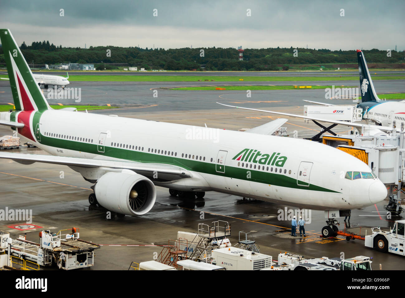 Alitalia boeing 777 hi-res stock photography and images - Alamy