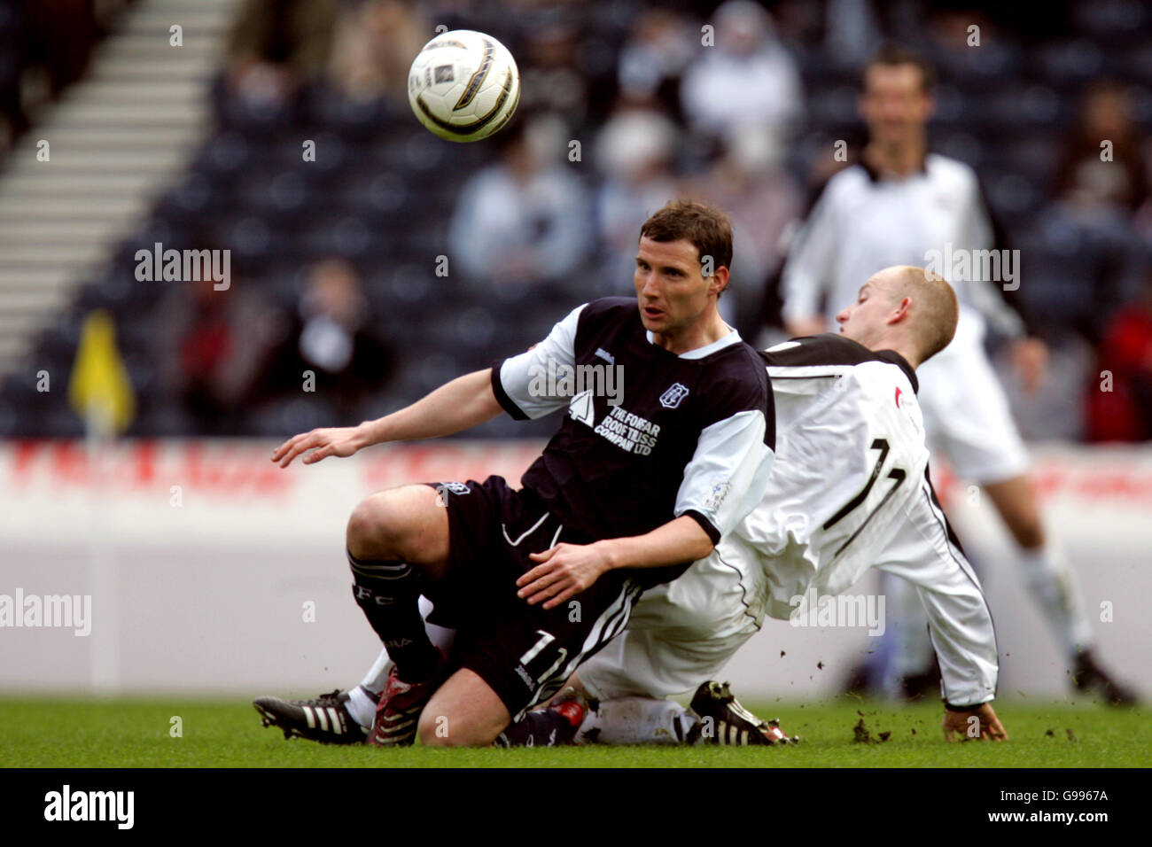 Soccer - Tennents Scottish Cup - Semi-Final - Gretna v Dundee - Hampden Park. Gretna's Gavin Skelton and Dundee's Stuart McCluskey Stock Photo