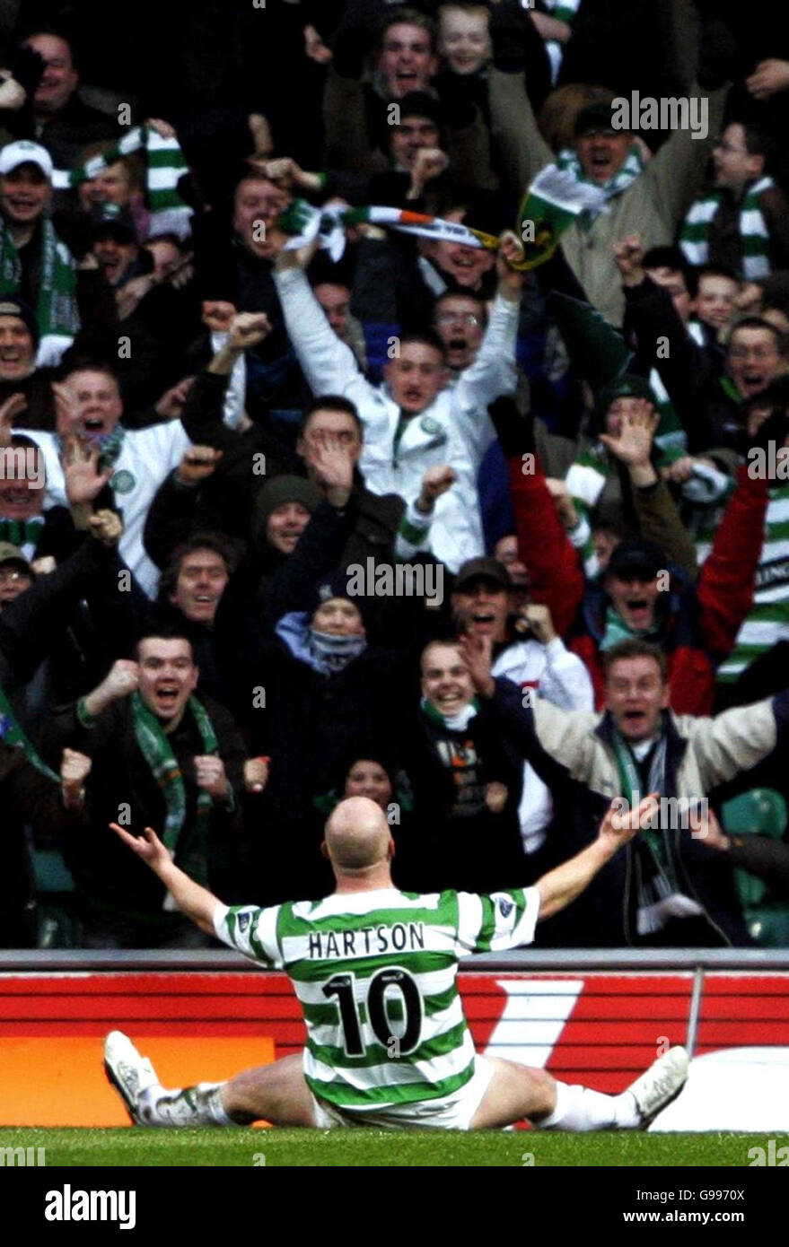 Celtic's John Hartson celebrates scoring the opening goal against Hearts during the Bank of Scotland Premier League match at Celtic Park, Glasgow Stock Photo