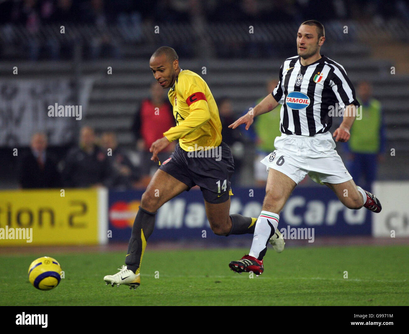 Thierry henry gets past juventus hi-res stock photography and images - Alamy