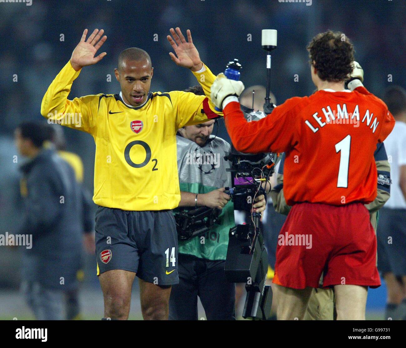 Arsenal's Thierry Henry celebrates at the end of the game with goalkeeper Jens Lehmann. Stock Photo