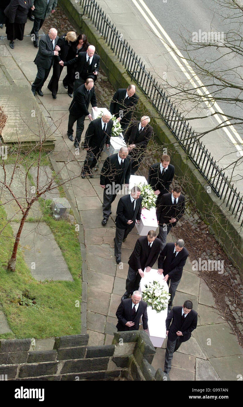 Mandy Carter (top of picture, blonde hair) follows the funeral cortege of her three children, Samantha, Patricia and Marcus Carter, as it arrives at St. Edward's Church in Leek, Staffordshire, Thursday April 6, 2006. The siblings died in an alleged arson attack at their semi-detached house in Hillside Road, Cheddleton, on March 9, with their mother's partner Roderick Hine. See PA story FUNERAL Children. Stock Photo