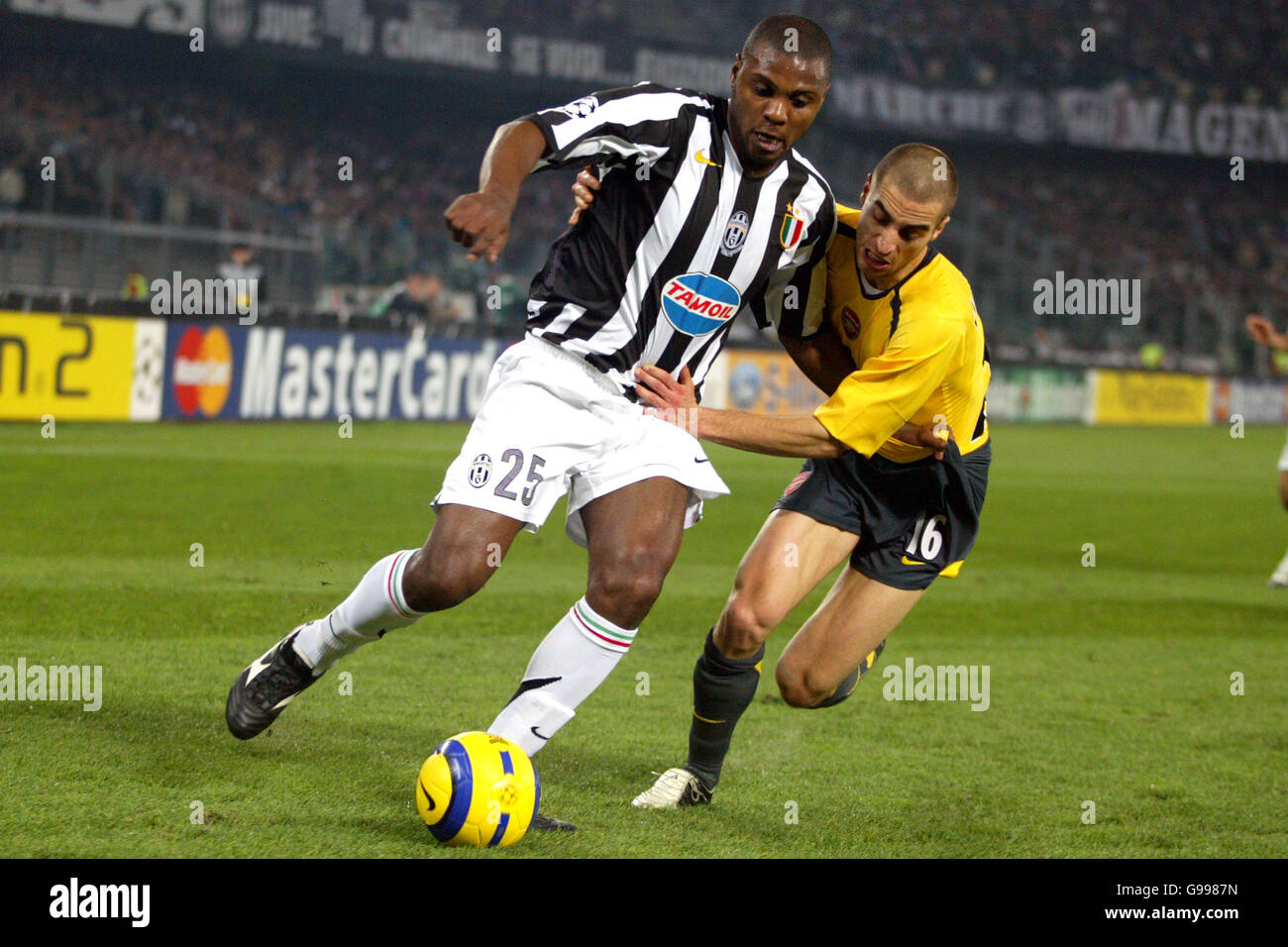 Juventus Marcelo Zalayeta l takes on Arsenal s Mathieu Flamini