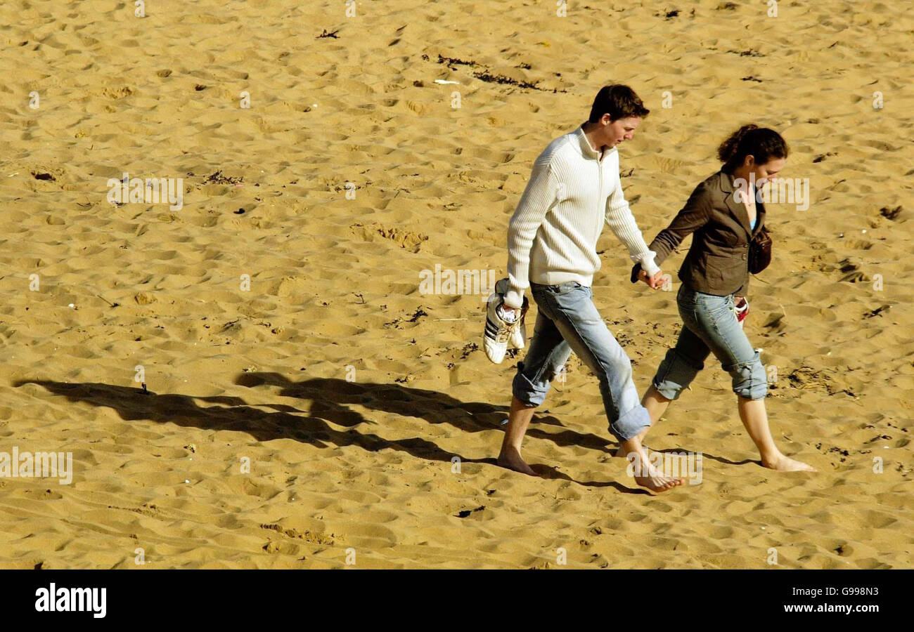 A couple walk hand in hand on Broadstairs beach in Kent, today after unseasonal snow hit parts of Kent, East Sussex and West Sussex overnight. Stock Photo