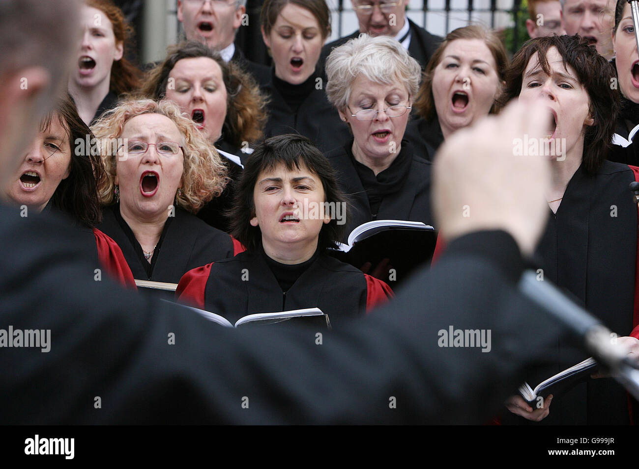 Conductor Proinnsias O Duinn conducts the Choir at the anniversary of the first ever performance of Handel's Messiah was celebrated today by hundreds of music fans in Fishamble Street, Temple Bar, Dublin. Stock Photo