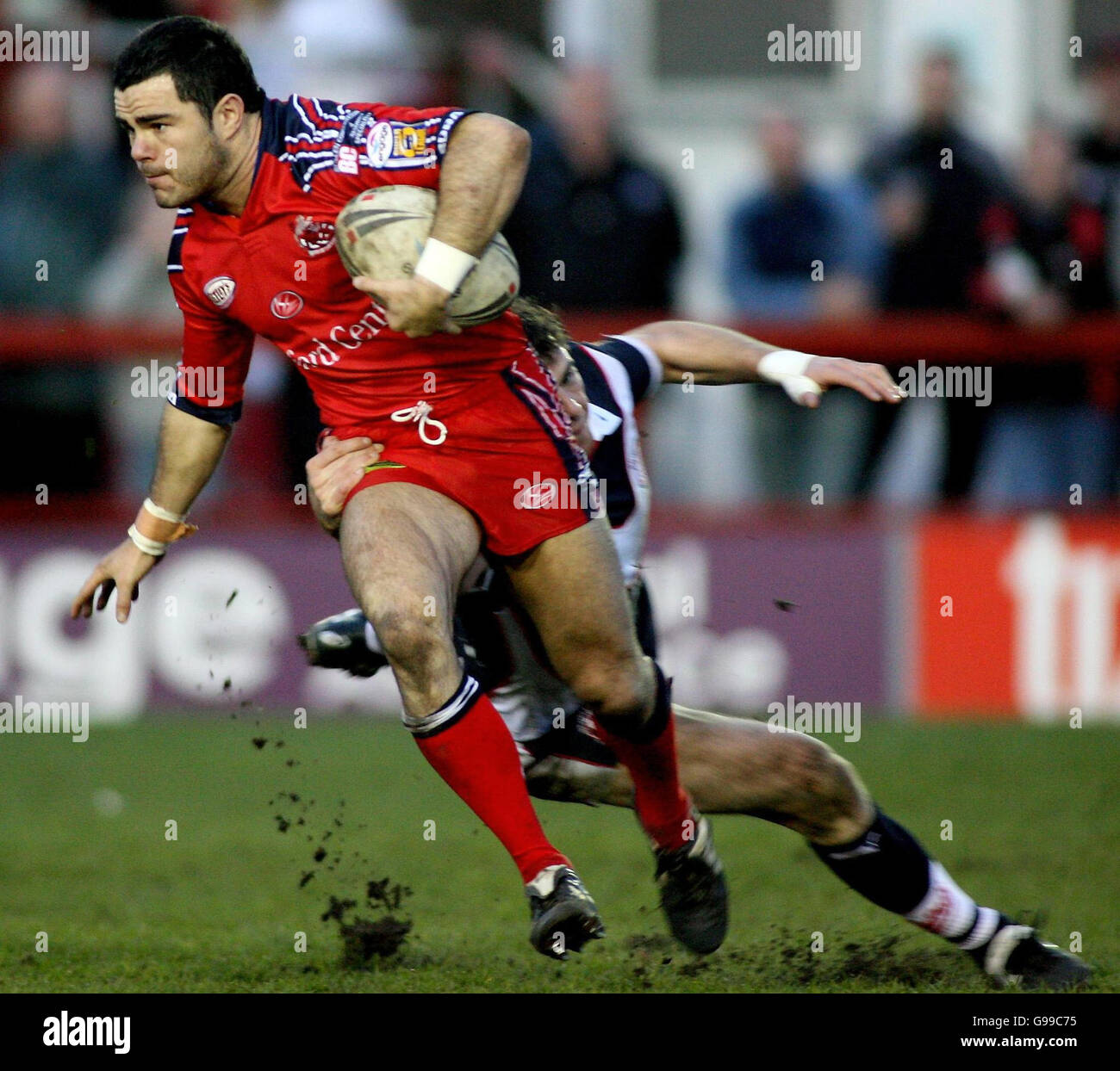RUGBYL Salford. Salford's Karl Fitzpatrick (L) escapes the tackle of St ...