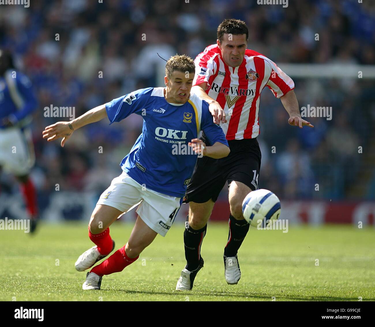 Soccer - FA Barclays Premiership - Portsmouth v Sunderland - Fratton Park. Portsmouth's Andres D'Alessandro is challenged by Sunderland's Tommy Miller Stock Photo