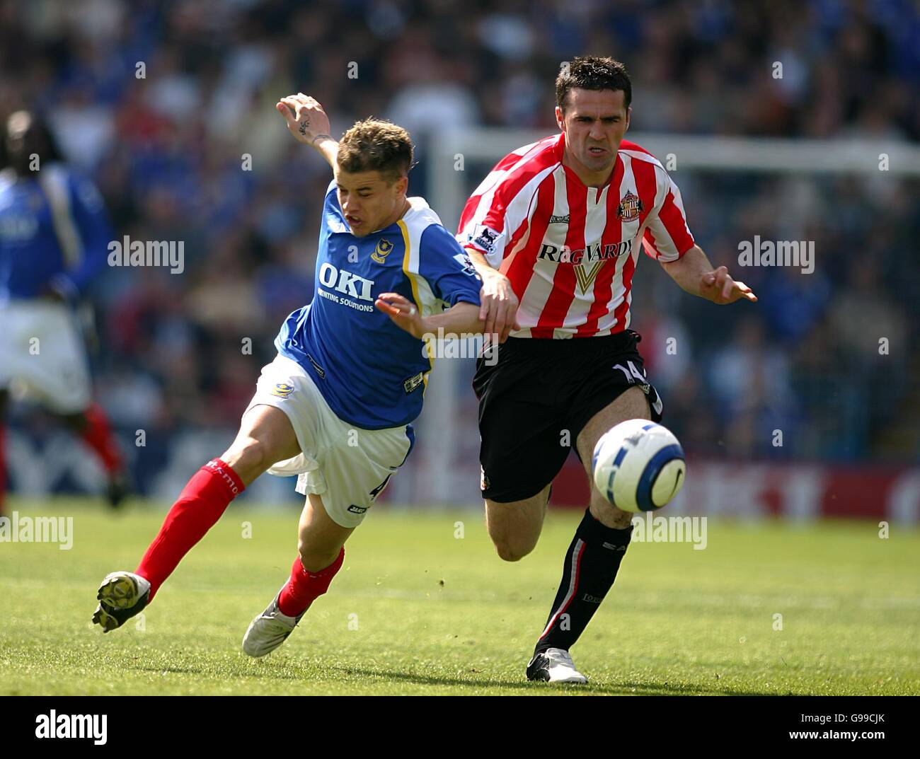 Soccer - FA Barclays Premiership - Portsmouth v Sunderland - Fratton Park. Portsmouth's Andres D'Alessandro is challenged by Sunderland's Tommy Miller Stock Photo