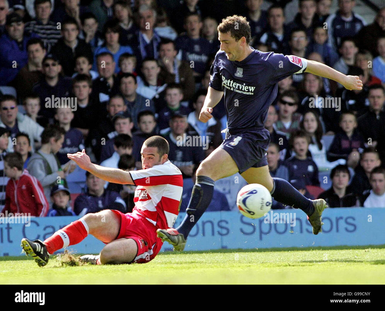 SOCCER Southend. Southend United's Che Wilson (R) in action against Doncaster's Simon Marples during the League One match at Roots Hall, Southend-On-Sea. Stock Photo