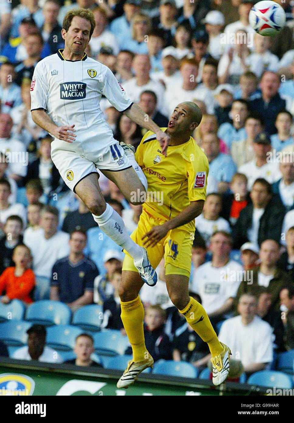 Leeds United's Eddie Lewis (L) challenges Preston's Tyrone Mears for the ball during the Coca-Cola Championship play-off semi-final first leg match at Elland Road, Leeds. Stock Photo