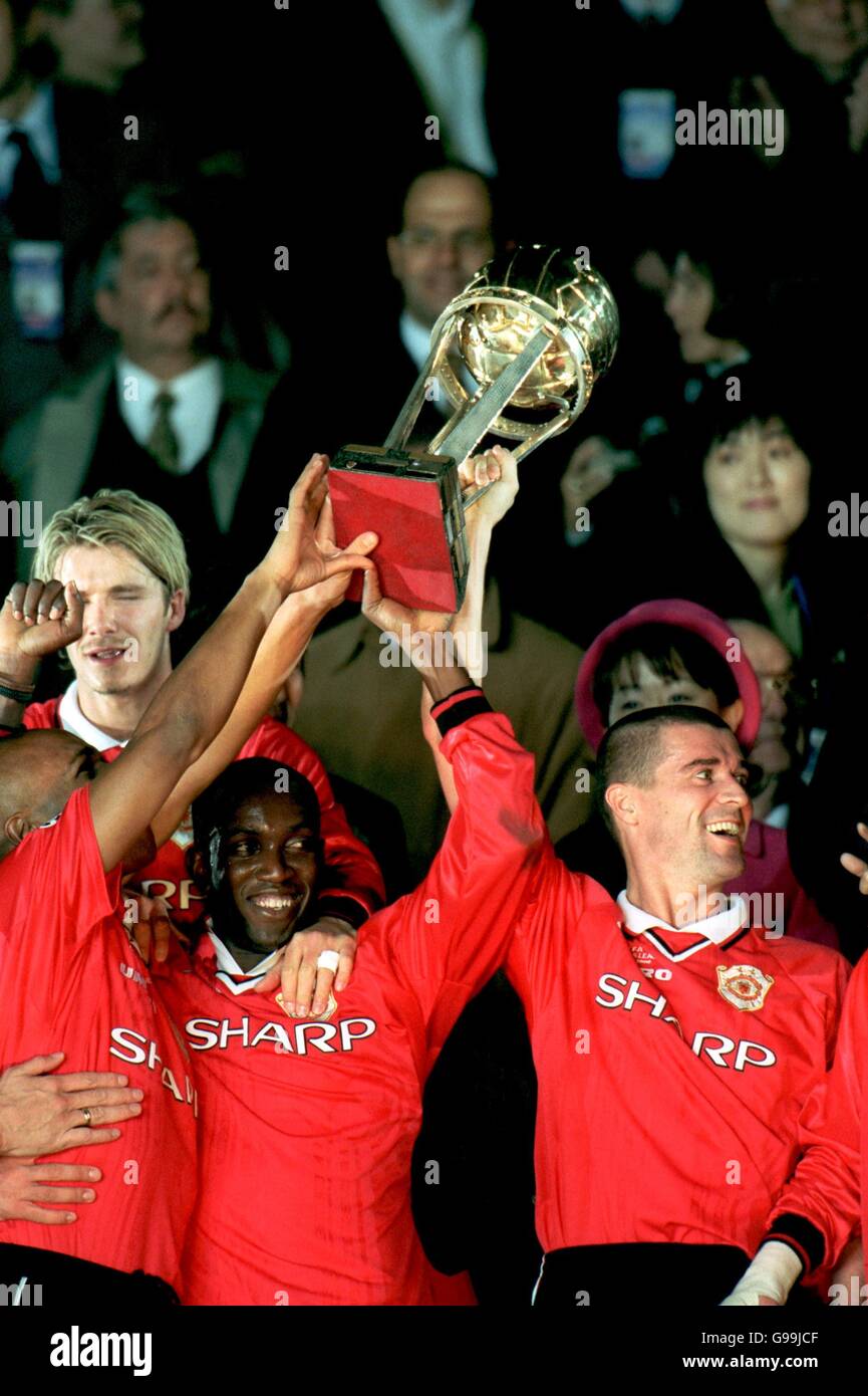 Manchester United's Quinton Fortune (left), David Beckham (back ...