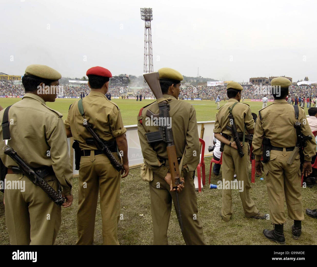 India riot police hi-res stock photography and images - Alamy