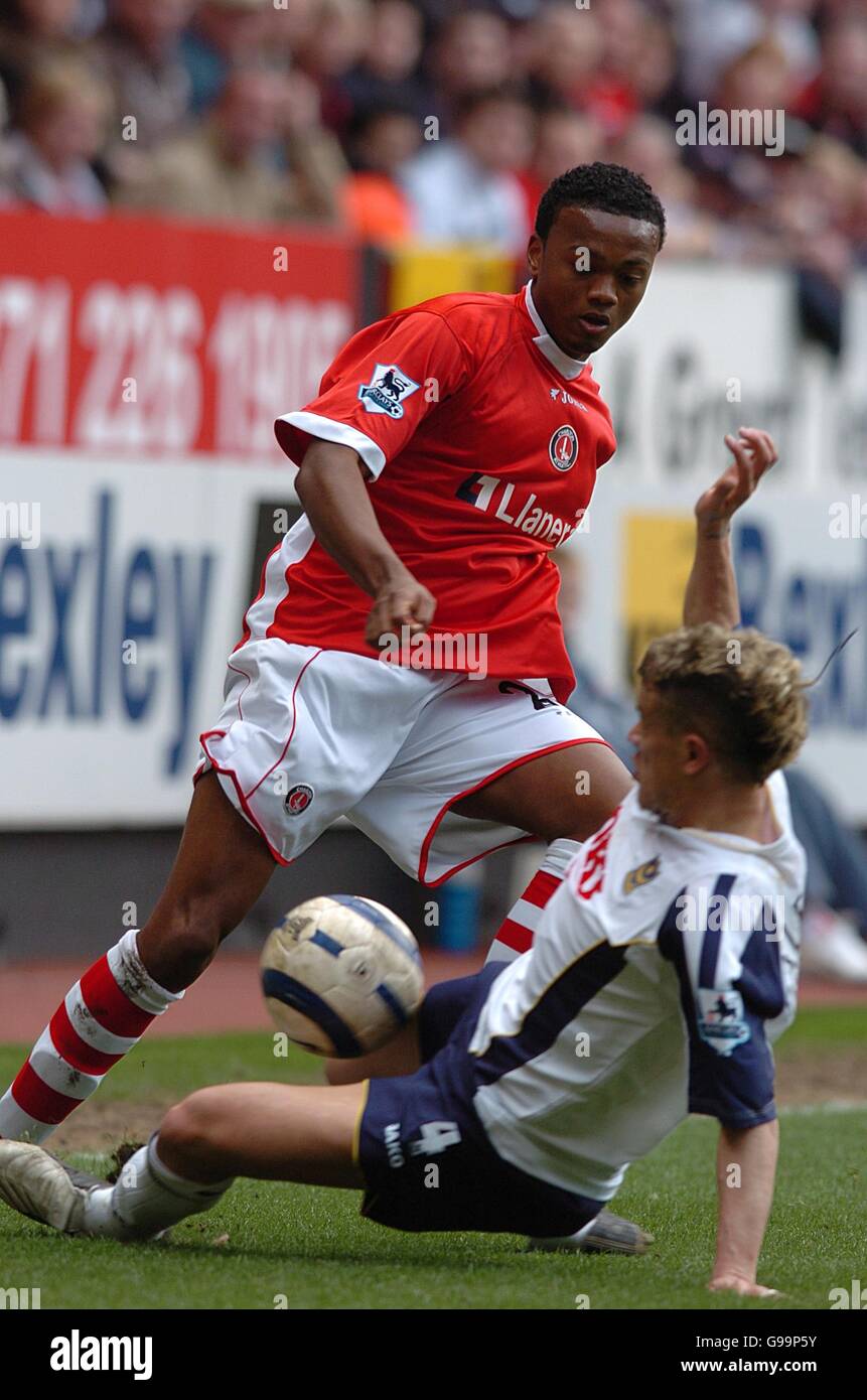 Charlton Athletic's Osei Sankofa and Portsmouth's Andres D'Alessandro Stock Photo