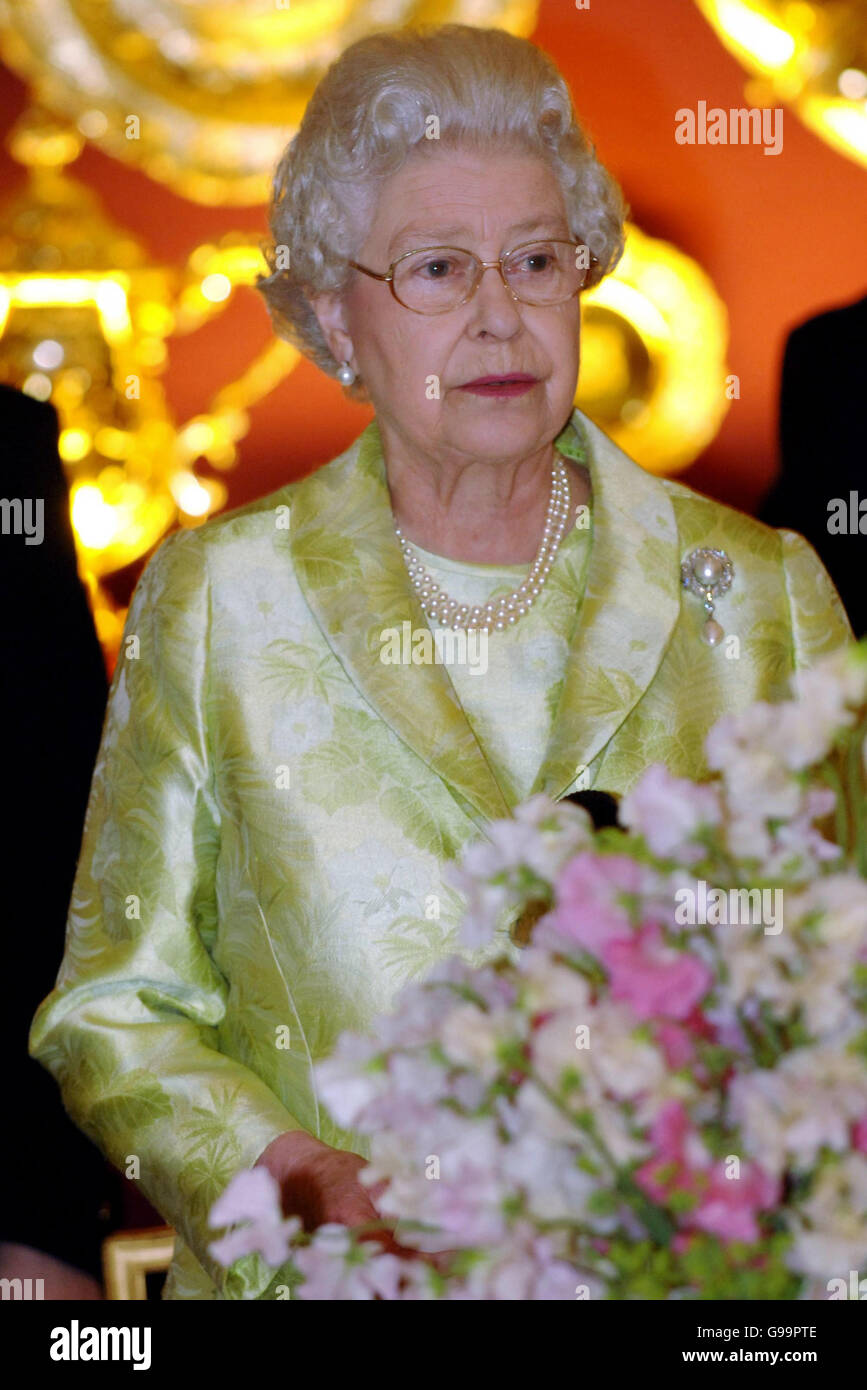 Britains queen elizabeth ii makes 80th birthday lunch buckingham palace