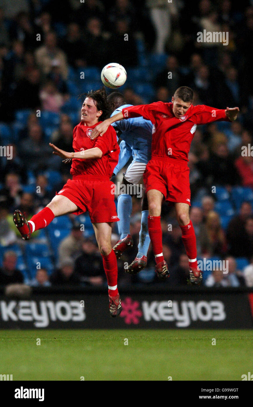 Soccer - FA Youth Cup - Final - Second Leg - Manchester City v Liverpool - City of Manchester Stadium. Manchester City's Micah Richards and Liverpool's Miki Roque and Robbie Threlfall battle for the ball Stock Photo