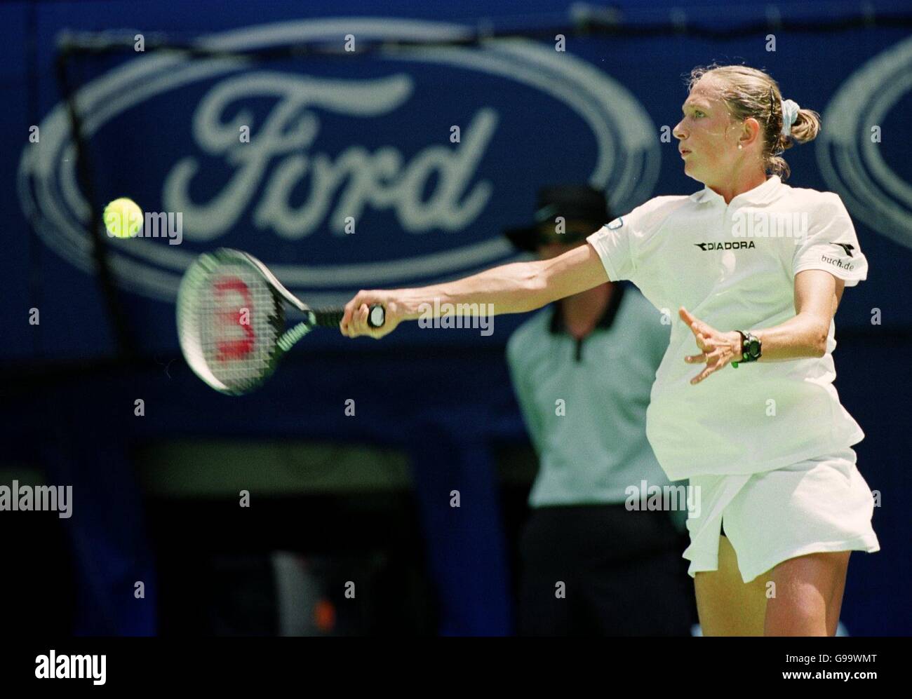 Tennis - Australian Open 2000 - Quarter Finals - Melbourne Park - Australia. Elena Likhovtseva in action during her match with Conchita Martinez Stock Photo