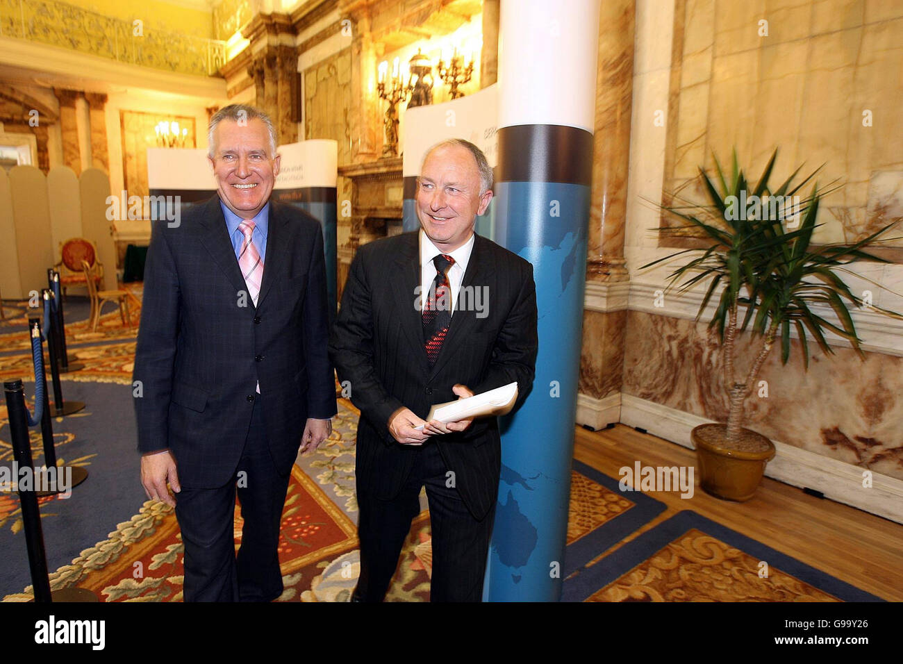 Minister for Foreign Affairs Dermot Ahern TD (right) and Northern Ireland Secretary Peter Hain at the Dept of Foreign Affairs, Iveagh House, Dublin, before their press conference on the Northern Ireland Peace Process. Stock Photo