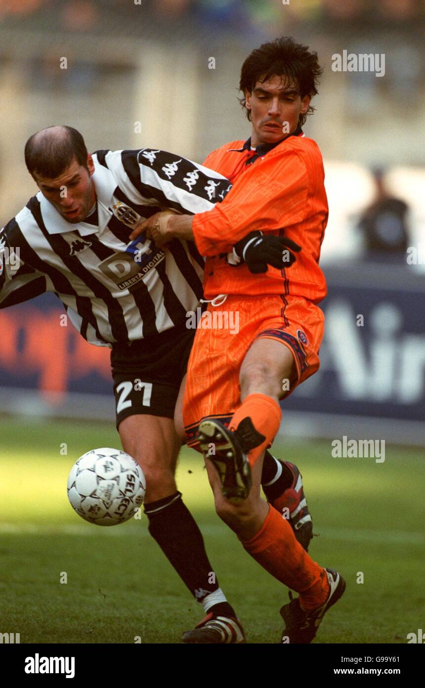 Italian Soccer - Serie A - Juventus v Cagliari. Cagliari's Giovanni Sulcis  (r) tackles Juventus's Zinedine Zidane (l Stock Photo - Alamy, image size:860x1390
