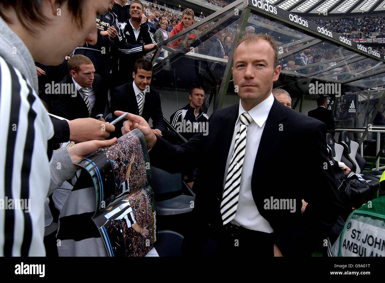 Newcastle uniteds alan shearer hi-res stock photography and images - Alamy