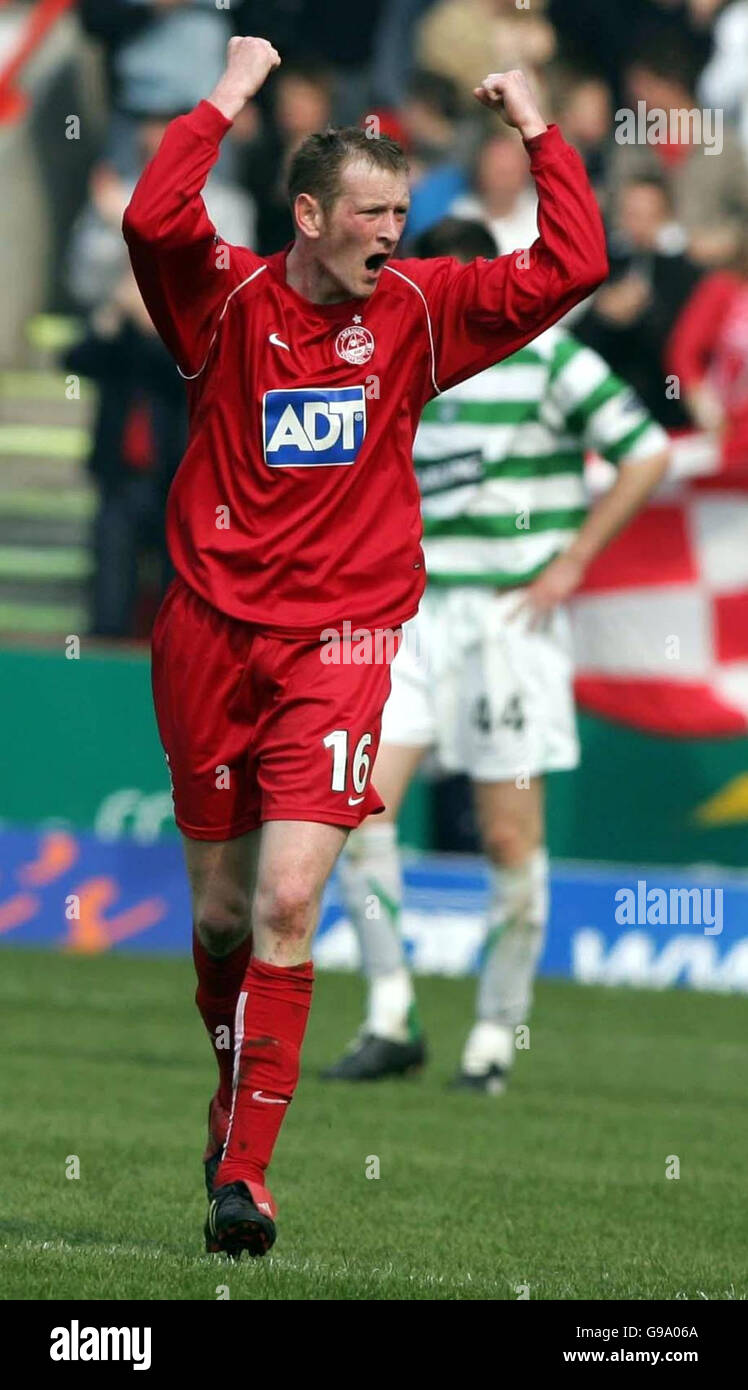 Aberdeen's John Stewart celebrates his first goal during the Bank of Scotland Premier League match against Celtic at Pittodrie Stadium, Aberdeen. Stock Photo