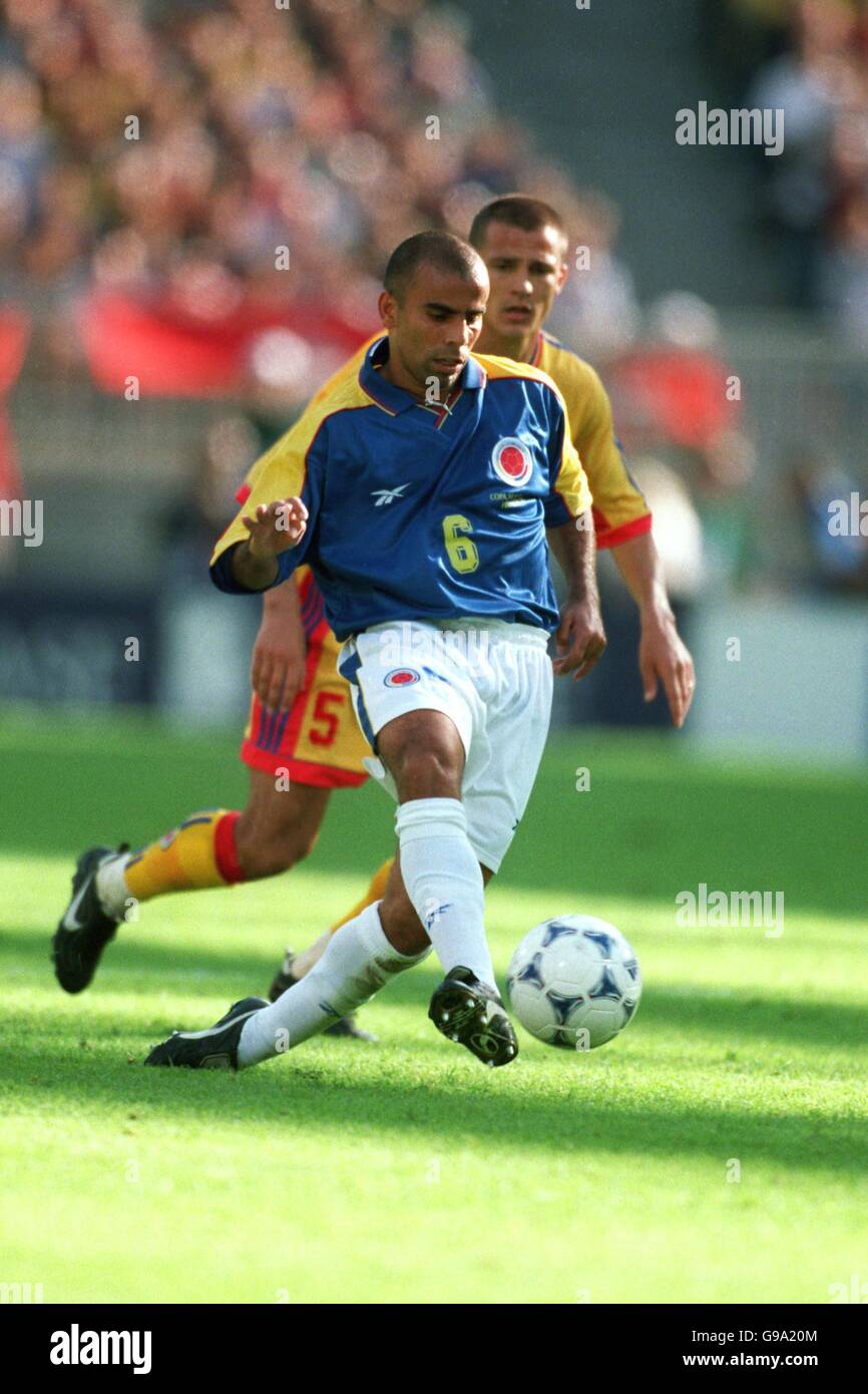 Fanion Foot 10x9 Cm - Roumanie Vs Colombie - Coupe Du Monde 1998 - Très Bon état