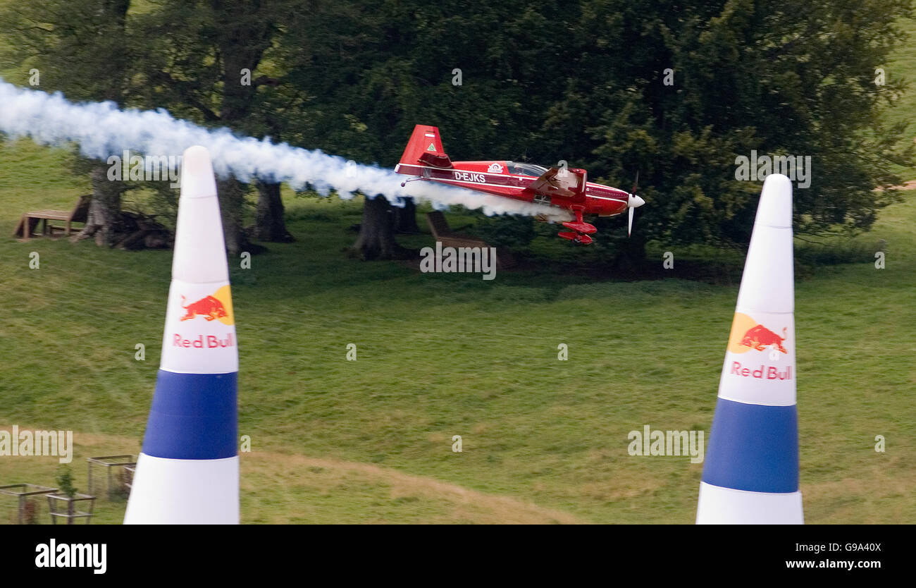 Red Bull Air Race World Series - Longleat House. An aircraft in action flying around the pylons Stock Photo
