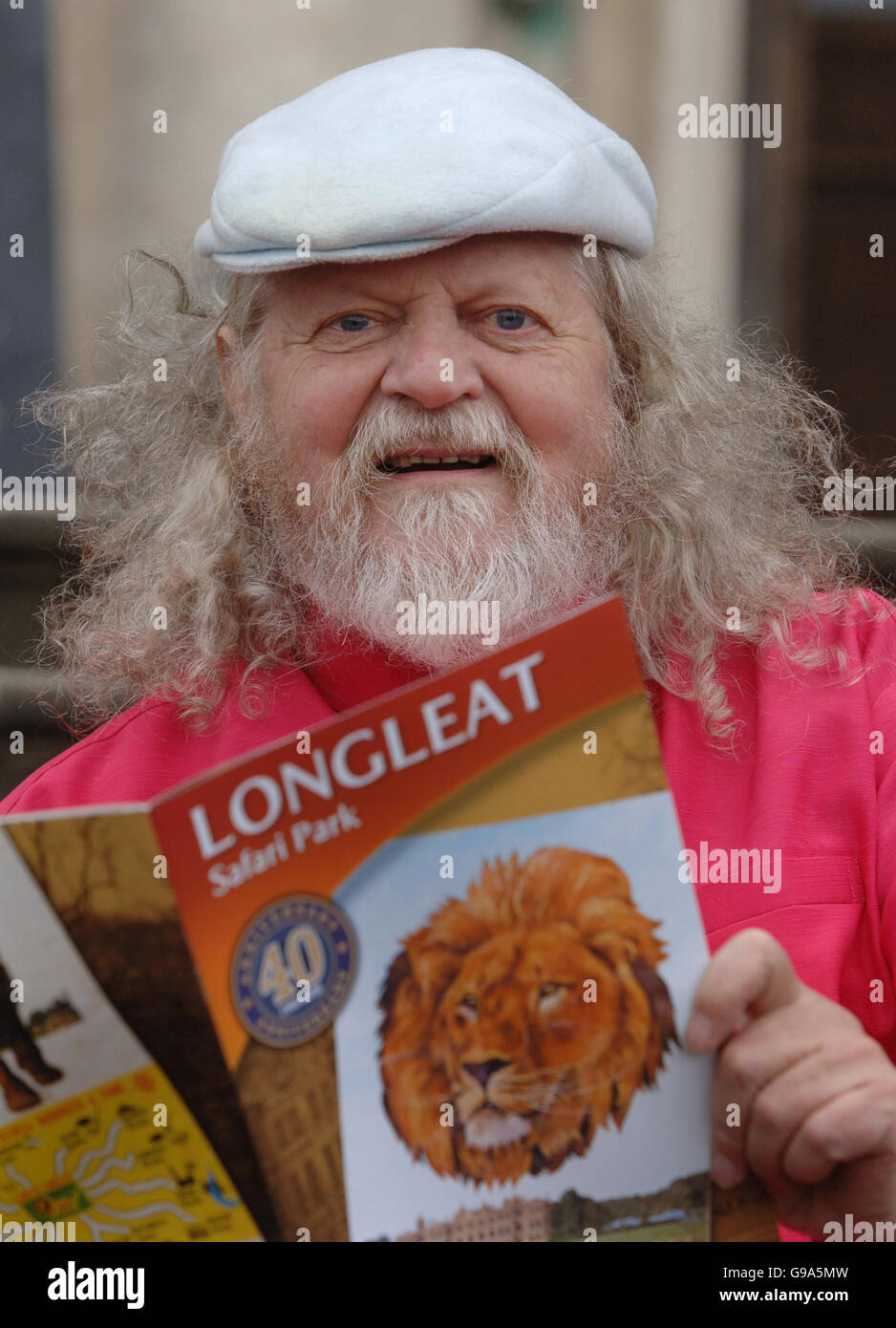 Lord Bath in front of Longleat House, as Longleat Safari Park celebrates its 40th anniversary this year. PRESS ASSOCIATION Photo. Picture Date: Tuesday 11 March 2006. Longleat was one of the first stately homes to open its doors to the public and was also one of the the first places, outside Africa, to open a Safari Park. PRESS ASSOCIATION Photo. Photo credit should read: Barry Batchelor/PA Stock Photo
