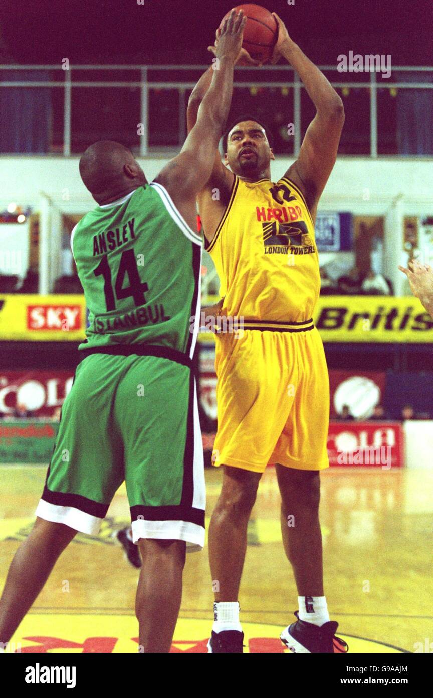 Basketball - Saporta Cup - London Towers v Darussafaka. London Towers' Martin Henlan outjumps his opponent for a three point shot Stock Photo